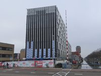901552 Gezicht op het in aanbouw zijnde Moxy Hotel (Helling 3) te Utrecht, vanaf de Vondelbrug, met rechts de Vaartsche ...